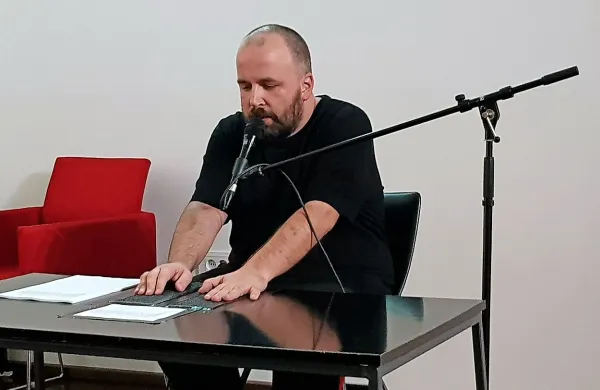  Dejan Koban je med svojim performansom roko drgnil ob brusni 
papir, dokler ni zakrvavela.
