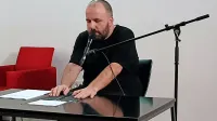  Dejan Koban je med svojim performansom roko drgnil ob brusni 
papir, dokler ni zakrvavela.