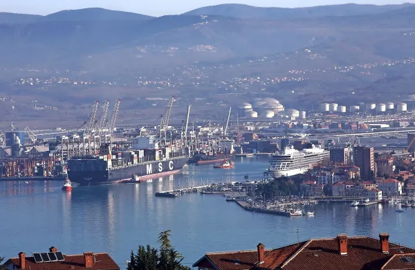 Luka Koper se pospešeno razvija, s tem pa naraščajo tudi moteči 
vplivi na življenje Koprčanov.