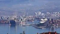 Luka Koper se pospešeno razvija, s tem pa naraščajo tudi moteči 
vplivi na življenje Koprčanov.