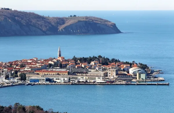Na severnem delu Izole sta  strateško pomembni območji   nekdanja 
ladjedelnica in Delamaris. Pogled je z Rude.