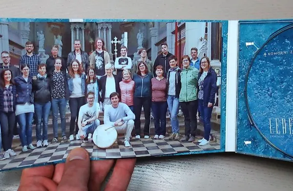CD z 12 pesmimi v zbirki  Ledeni utrinki spremlja  tudi zgledna knjižica, v kateri so predstavljeni pevski zbor, oba njegova dirigenta in  ducat posnetih pesmi. 