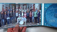 CD z 12 pesmimi v zbirki  Ledeni utrinki spremlja  tudi zgledna knjižica, v kateri so predstavljeni pevski zbor, oba njegova dirigenta in  ducat posnetih pesmi. 
