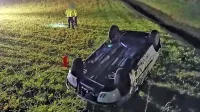 Med prevračanjem avtomobila je voznika, ki med vožnjo ni bil 
pripet z varnostnim pasom, vrglo iz vozila. Nezavesten je obležal 
na travniku.