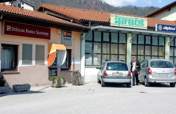 V noči na soboto so neznanci vlomili skozi pritlično okno v bančno 
poslovalnico DBS v Tolminu in za sabo pustili razdejanje.