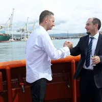 Tudi stisk rok med Popovičem in  Gašparjem Mišičem - če do njega sploh pride - ni več čvrst in 
prijateljski.

