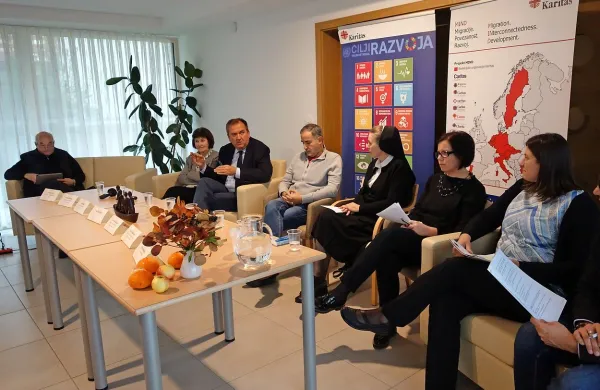 O problematiki beguncev so spregovorili (z leve) Karel Bolčina, 
Jožica Ličen,  Jurij Paljk, Vael Hanuna,  Slavka Cekuta,  Irma 
Šinkovec in Jana Lampe.