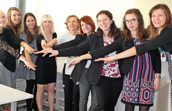 Mlado ekipo centra sestavljajo diplomirane medicinske sestre, 
psihologinja, dietetičarka, pediatrinja, kineziologinja in fizioterapevtka. 