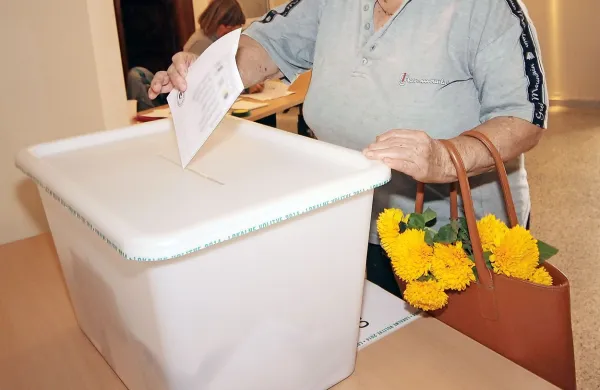 V mestnih občinah predčasno glasovalo več ljudi kot pred štirimi leti