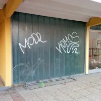 Vandali popisali fasade blokov