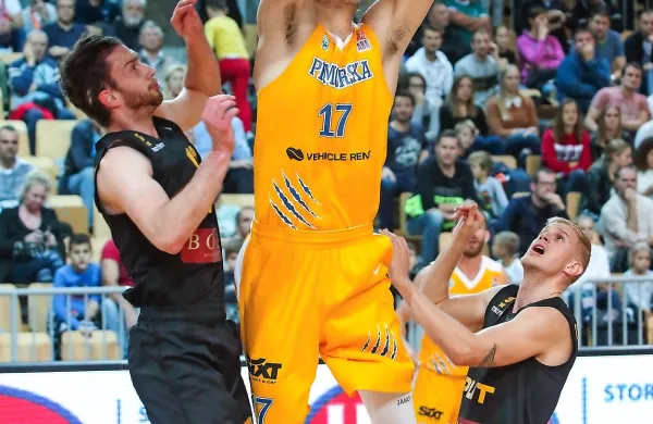 Luka Vončina (v rumenem dresu) je bil med najbolj razpoloženimi 
domačimi igralci.