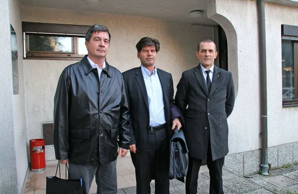 Robert Časar (levo), Danijel Planinšec in Nenad Vujinović (desno) so včeraj zadovoljno odšli s koprskega sodišča.