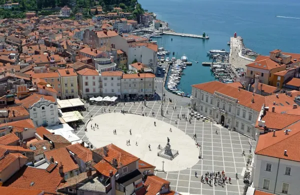 Piran je poleti poln obiskovalcev, pozimi bi jih lahko bilo precej 
več.  