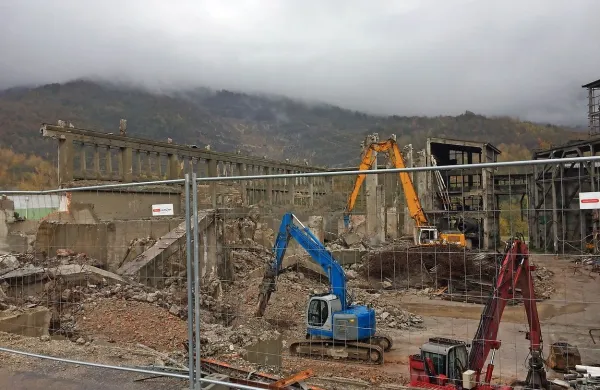 Halo, kjer so skladiščili klinker, je Salonit že skoraj porušil. 