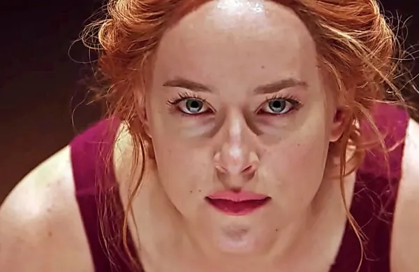 Dakota Johnson v glavni vlogi plesalke Suzie Bannion