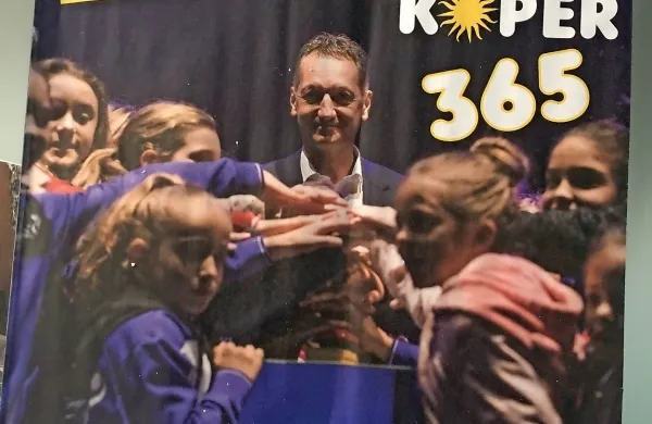 Čeprav so v torek izdali zajetno 96-stransko glasilo MOK, so le dva 
dni kasneje natisnili še njegovo posebno izdajo. 