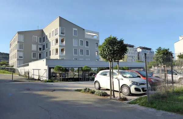 Medgeneracijski center Izola med Južno cesto in  OŠ Livade je novo 
volišče v Livadah. Zaradi novega volišča bo v drugih dveh manj 
gneče.