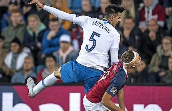 Slovenski branilec Nemanja Mitrović (v belem) je imel na prvem 
medsebojnem soočenju na Norveškem precej dela v zračnih 
dvobojih. Kako bo nocoj?