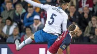 Slovenski branilec Nemanja Mitrović (v belem) je imel na prvem 
medsebojnem soočenju na Norveškem precej dela v zračnih 
dvobojih. Kako bo nocoj?