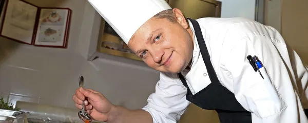   V kuhinji restavracije Calypso sledijo ustvarjalnosti in se raje ne 
držijo utečenih receptov, ampak iz znanih sestavin pripravljajo 
krožnike, ki so istočasno okusni in lepi na pogled, pravi Dalibor 
Janacković.
