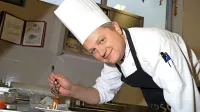   V kuhinji restavracije Calypso sledijo ustvarjalnosti in se raje ne 
držijo utečenih receptov, ampak iz znanih sestavin pripravljajo 
krožnike, ki so istočasno okusni in lepi na pogled, pravi Dalibor 
Janacković.