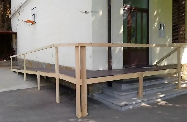  Na volišču v Prešnici so morali  dostop za invalide urediti na 
novo.