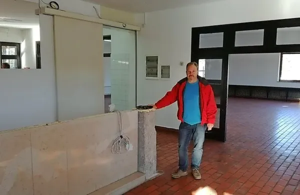  Denis Ambrožič z Barke je za pet let najel gostinski lokal v središču 
Parka Škocjanske jame. V njem  namerava ponujati predvsem 
lokalno kulinariko, pa tudi domače brkinsko pivo.

