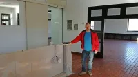  Denis Ambrožič z Barke je za pet let najel gostinski lokal v središču 
Parka Škocjanske jame. V njem  namerava ponujati predvsem 
lokalno kulinariko, pa tudi domače brkinsko pivo.

