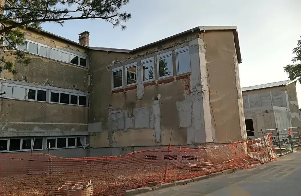 Prenovo nekdanje stavbe 2 OŠ  Danila Lokarja bodo  nadaljevali v kratkem, se bo pa tudi podražila za približno milijon evrov.