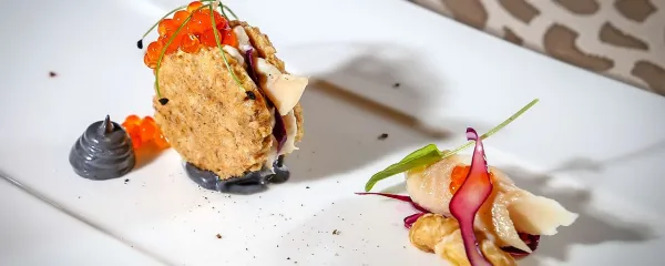 Orehov piškot z dimljeno postrvjo