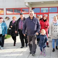 Aleš Zidar je z  družino in prijatelji takole optimistično nasmejan 
včeraj dopoldne odhajal z volišča v bistriški novi šoli. 