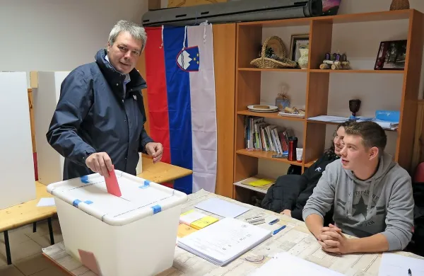 David Škabar je glasovnico oddal na volišču v Dolu pri Vogljah.
