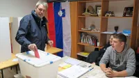 David Škabar je glasovnico oddal na volišču v Dolu pri Vogljah.