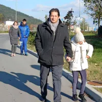 Andrej Sila je  na volišče prišel z družino.