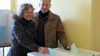 Novi župan komenske občine Erik Modic iz Kobdilja je glasovnico 
oddal z ženo Britto  Höschele. 
