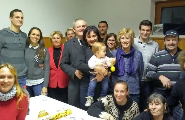 Saša Likavec Svetelšek je izide volitev sinoči pričakala v Markovščini v krogu podpornikov in  družine, vesela tudi družbe 
vnukinje. 