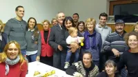 Saša Likavec Svetelšek je izide volitev sinoči pričakala v Markovščini v krogu podpornikov in  družine, vesela tudi družbe 
vnukinje. 