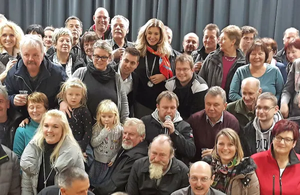 Tako je nova prva občanka Kanala (v sredini s kolajno) veliki uspeh 
proslavila v domačem Srednjem.  

