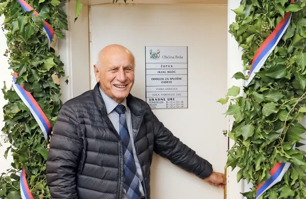 Tako je davi Franc Mužič vstopal v svojo pisarni na sedežu 
občine.   