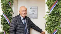 Tako je davi Franc Mužič vstopal v svojo pisarni na sedežu 
občine.   