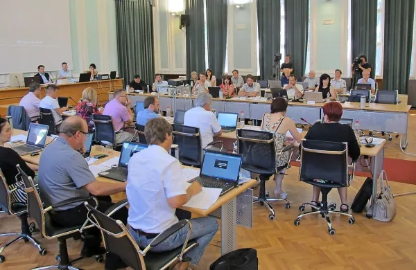 Karte v mestnem svetu so se precej premešale, kar nekaj list s po  
enim svetnikom je odpadlo, okrepile pa so se “opozicijske” 
Goriška.si, SD in SDS. 
