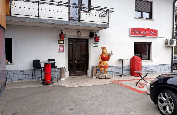 Policisti še ugotavljajo, kaj se je dogajalo na dvorišču pred Miranda 
barom. 