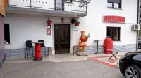 Policisti še ugotavljajo, kaj se je dogajalo na dvorišču pred Miranda 
barom. 