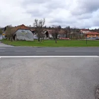 Policisti so pretepenega domačina našli ob glavni cesti.