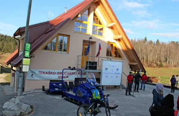 TSK Idrija je v soboto odprl posodobljen in povečan večnamenski objekt v smučarsko tekaškem 
centru Vojsko.