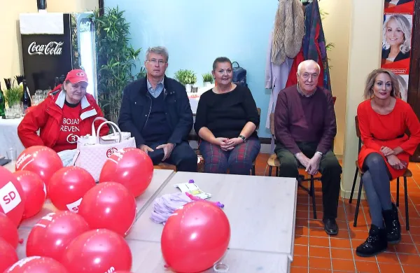 Kljub balonom in prevladujoči rdeči barvi je bilo v nedeljo v štabu SD  precej turobno vzdušje.