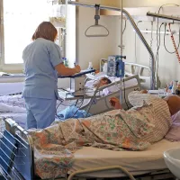 Po mednarodnih kriterijih bi  regijske bolnišnice za paliativni  
oddelek potrebovale tri do šest postelj z vsaj dvema specializiranima zdravnikoma in devetimi medicinskimi sestrami.     