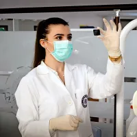 Po uradnih merilih imajo paliativni  oddelki v bolnišnicah majhno 
število postelj, a posebej usposobljene zdravstvene delavce. 