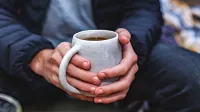 Prehladne okužbe preprečujemo z zdravo prehrano, zeliščnimi 
čaji s svežim vitaminom C in z rednim gibanjem na prostem.