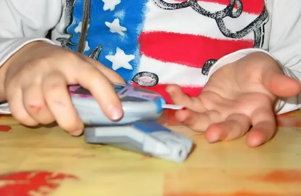 Že diabetik otrok se mora naučiti pravilno meriti krvni sladkor, 